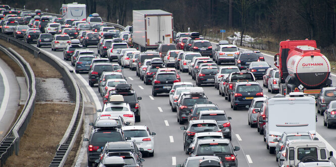 Autos stehen im Stau