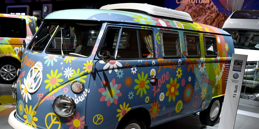 ein bunt bemalter VW-Bus