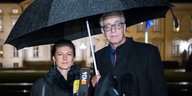 Sahra Wagenknecht und Dietmar Bartsch stehen unter einem Schirm