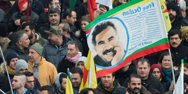 Eine Menschenmenge mit Öcalan-Flaggen