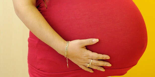 der Bauch einer schwangeren Frau