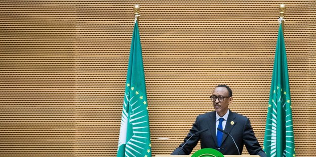 Ruandas Präsident Paul Kagame spricht auf einem Podium