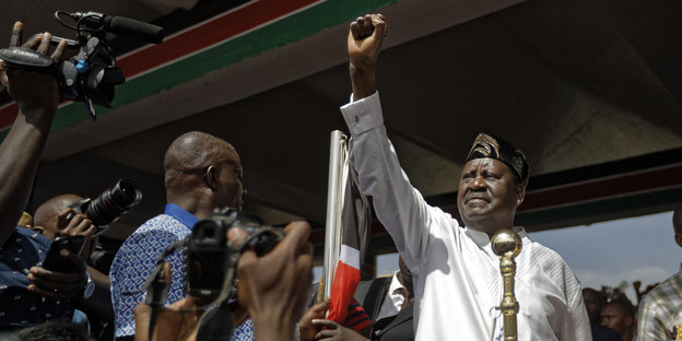 Opositionsführer Raila Odinga hebt die Faust