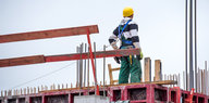 Ein Bauarbeiter steht auf einer Baustelle