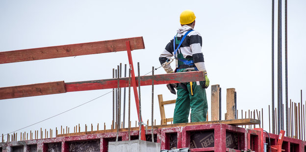Ein Bauarbeiter steht auf einer Baustelle