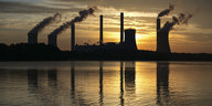Ein Kohlekraftwerk in den USA in der Abendsonne