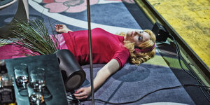 Eine Frau liegt auf einem Teppich