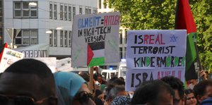 Demonstranten hatten Schilder hoch mit Texten wie "Isreal=Terrorist".