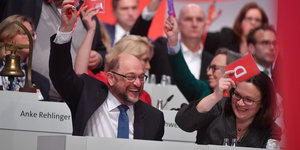 Martin Schulz und Andrea Nahles halten lachend Abstimmungskarten in die Luft