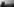 Menschen stehen in Nebel an der Gedenkstätte des ehemaligen Konzentrationslagers Auschwitz