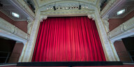 Die Bühne des Mecklenburgischen Staatstheaters ist mit einem roten Vorhang vollständig verhüllt.