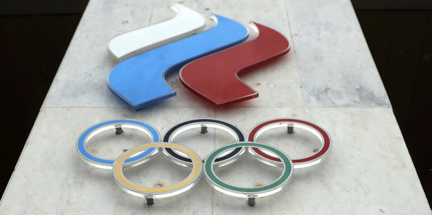 Relief mit olympischen Ringen und stilisierter russischer Flagge