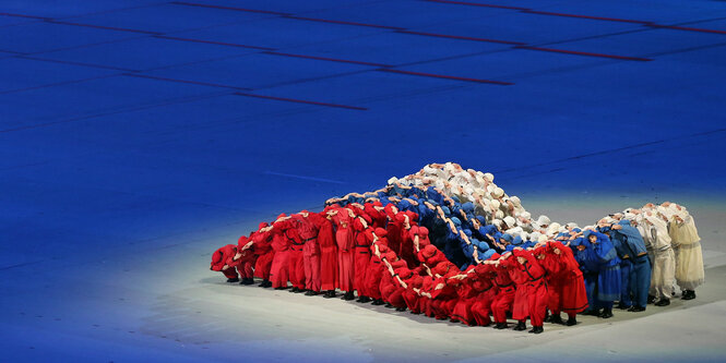 Menschen formen eine wehende Russische Flagge bei der Eröffenungszeremonie von Sotschi 2014