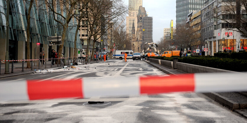 Ein rot-weißes Absperrband vor einer Straße