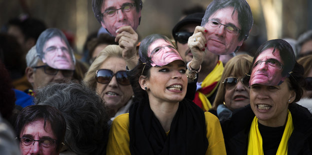 Demonstranten in Barcelona tragen Masken mit dem Gesicht des Ex-Regionalpräsidenten Carles Puigdemont