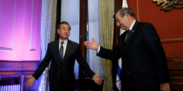Uruguays Außenminister Rodolfo Nin Novoa und sein chinesischer Kollege Wang Yi gestikulieren