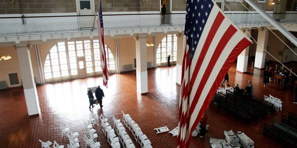 Die US-Flagge in einer großen Halle