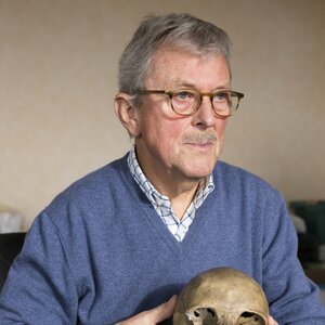 Gerhard Ziegenfuß mit Schädel Gerhard Ziegenfuß mit Schädel