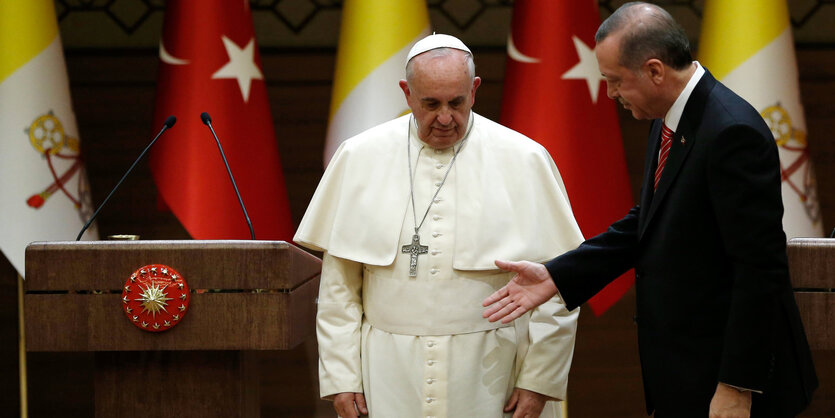 Erdoğan reicht dem Papst die Hand bei einem Treffen 2014