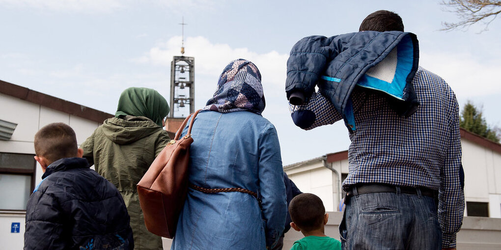 Eine syrische Familie mit drei Kindern, Vater und Mutter