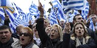 Demonstranten mit griechischen Fahnen in Athen