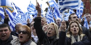 Demonstranten mit griechischen Fahnen in Athen