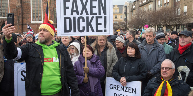 Viele Menschen mit Plakaten auf Demonstration