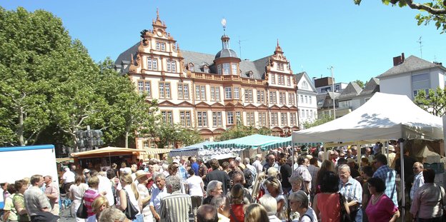 Menschen auf dem Mainzer Liebfrauenplatz