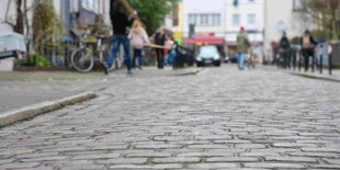 Eine Straße mit Kopfsteinpflaster im Bremer Steintorviertel.