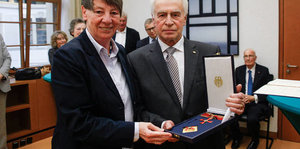 Umweltministerin Barbara Hendricks überreichte Prof. Helmut Greim im Juli 2015 das „Große Verdienstkreuz mit Stern“