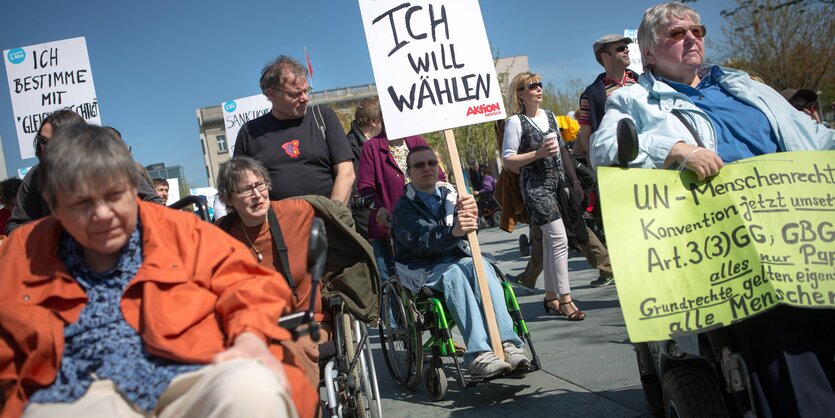 Menschen demonstrieren, auf einem Schild steht: Ich will wählen