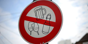 Alkoholverbotsschild im Design eines Verkehrsschildes