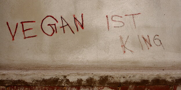 Auf einer Wand steht "Vegan ist King"