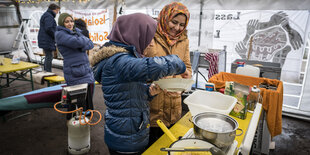 Frauen kochen in einem Zelt