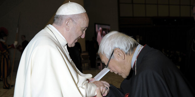 Papst Franziskus begrüßt Bischof Zen