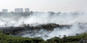 Rauchschwaden über dem Lake Bellandur