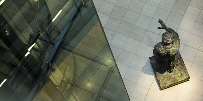 Die Willy Brandt Statue in der SPD-zentrale von oben