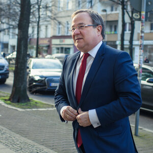 Armin Laschet knöpft sein Jackett zu Armin Laschet knöpft sein Jackett zu