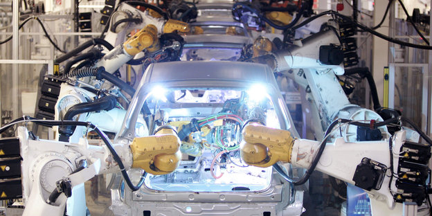 Roboter bauen Autos am Fließband zusammen