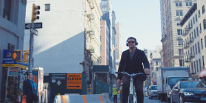 Der Architekt Bjarke Ingels fährt in Manhattan Fahrrad