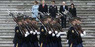 Soldaten marschieren für Donald Trump, Vizepräsident Mike Pence und deren Ehefrauen Melania und Karen