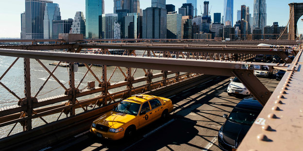 Ein gelbes Taxi auf einer Brücke