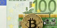 Physischer Bitcoin vor 100-Euro-Schein