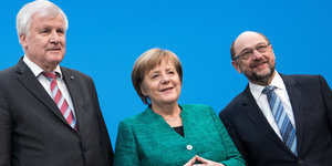 Horst Seehofer, Angela Merkel und Martin Schulz stehen nebeneinander und lächeln