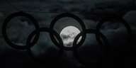 Der Mond ist durch die Ringe am Berliner olympiastadion zu sehen