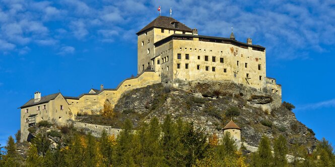 Schloss Tarasp bei Scout, im Unterengadin, Graubünden, Schweiz