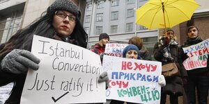 Demonstrantinnen halten Poster hoch, auf einem steht "Istanbul Convention? Just ratify it!