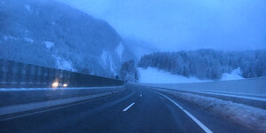 Autobahn im Gebirge in der Morgendämmerung