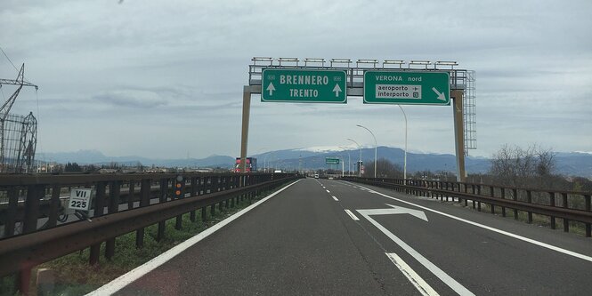 Autobahn mit grünem Hinweisschild