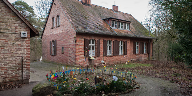 Das Steinhaus von Hans Lippert, davor eine Art rundes Beet Das Steinhaus von Hans Lippert, davor eine Art rundes Beet